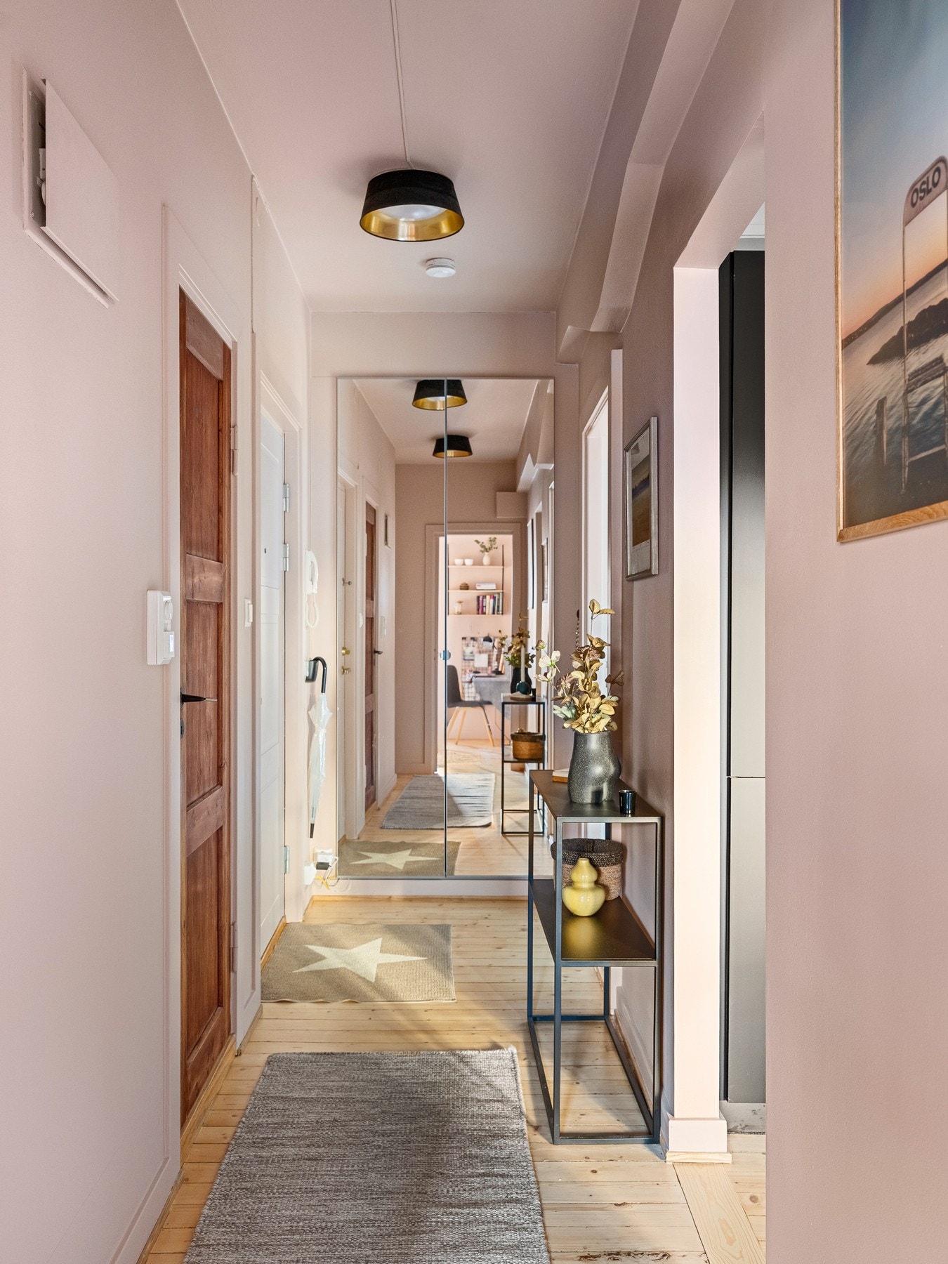 Lys og innbydende entré med plass til oppbevaring av yttertøy i garderobeskap. Galleribilde