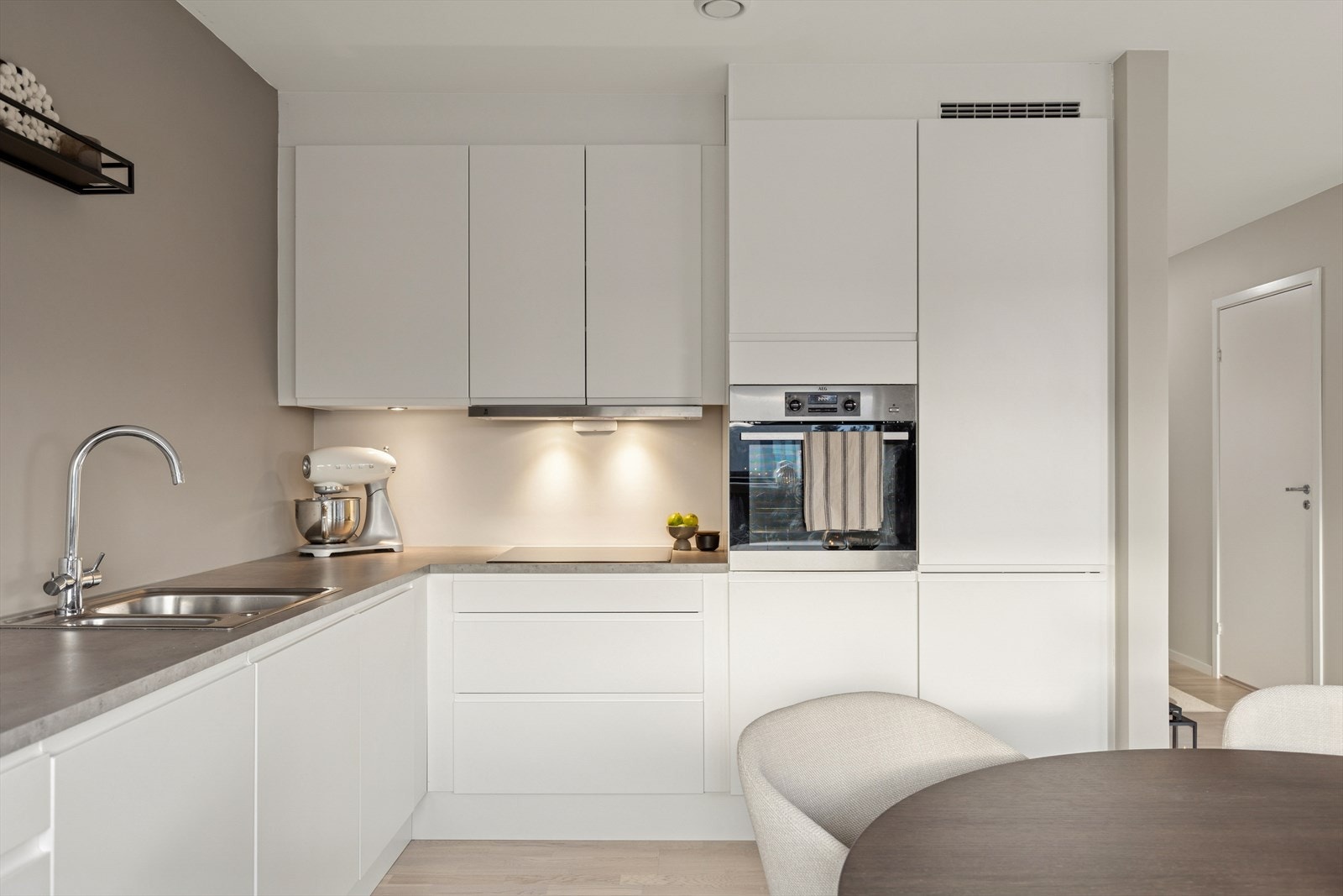 Integrerte hvitevarer som kjøl/frys, oppvaskmaskin, stekeovn og induksjonstopp gjør hverdagen enklere. En praktisk ventilator med avtrekk ut sikrer et friskt og godt inneklima. Galleribilde