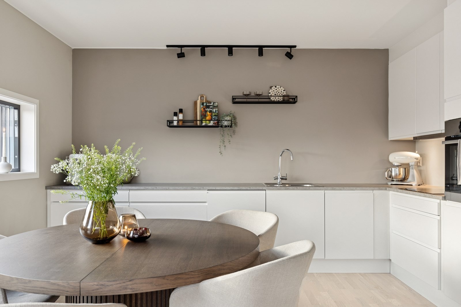 Det moderne kjøkkenet har glatte fronter, god arbeidsflate og gjennomtenkte løsninger. Galleribilde