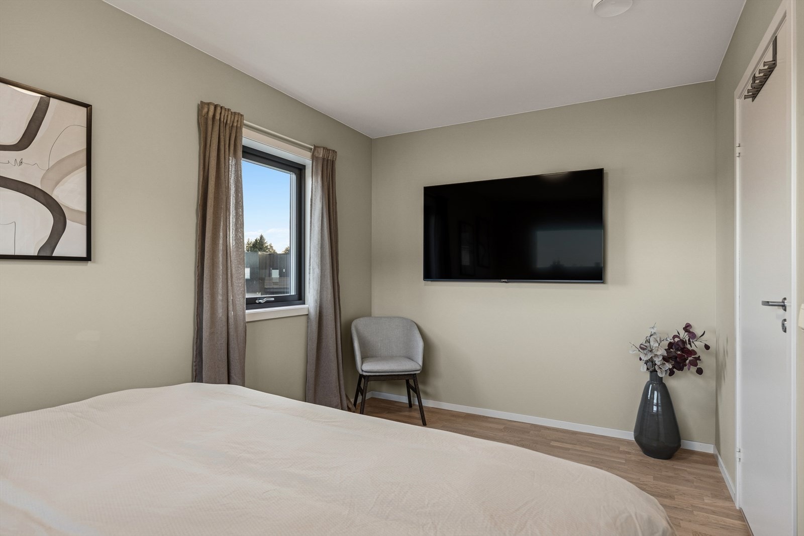 Hovedsoverommet har fin størrelser med plass til dobbeltseng og garderobeskap. Galleribilde