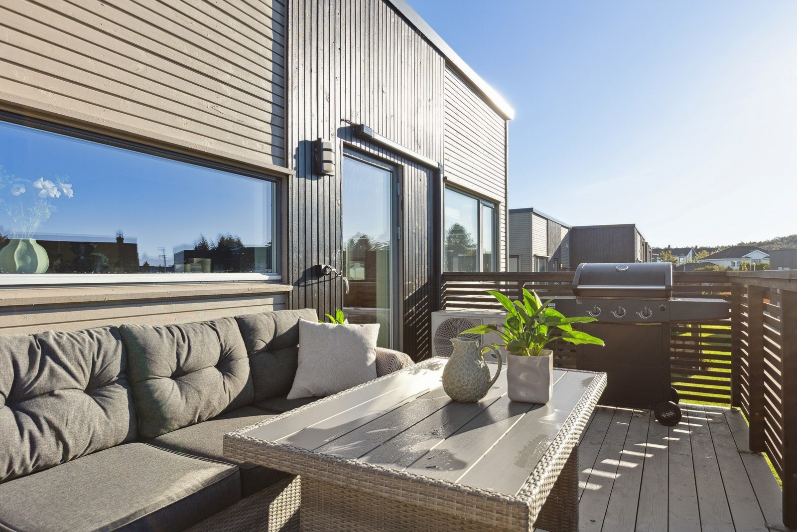 Den sørvendte terrassen på ca. 12 kvm blir et naturlig samlingspunkt på fine dager. Galleribilde