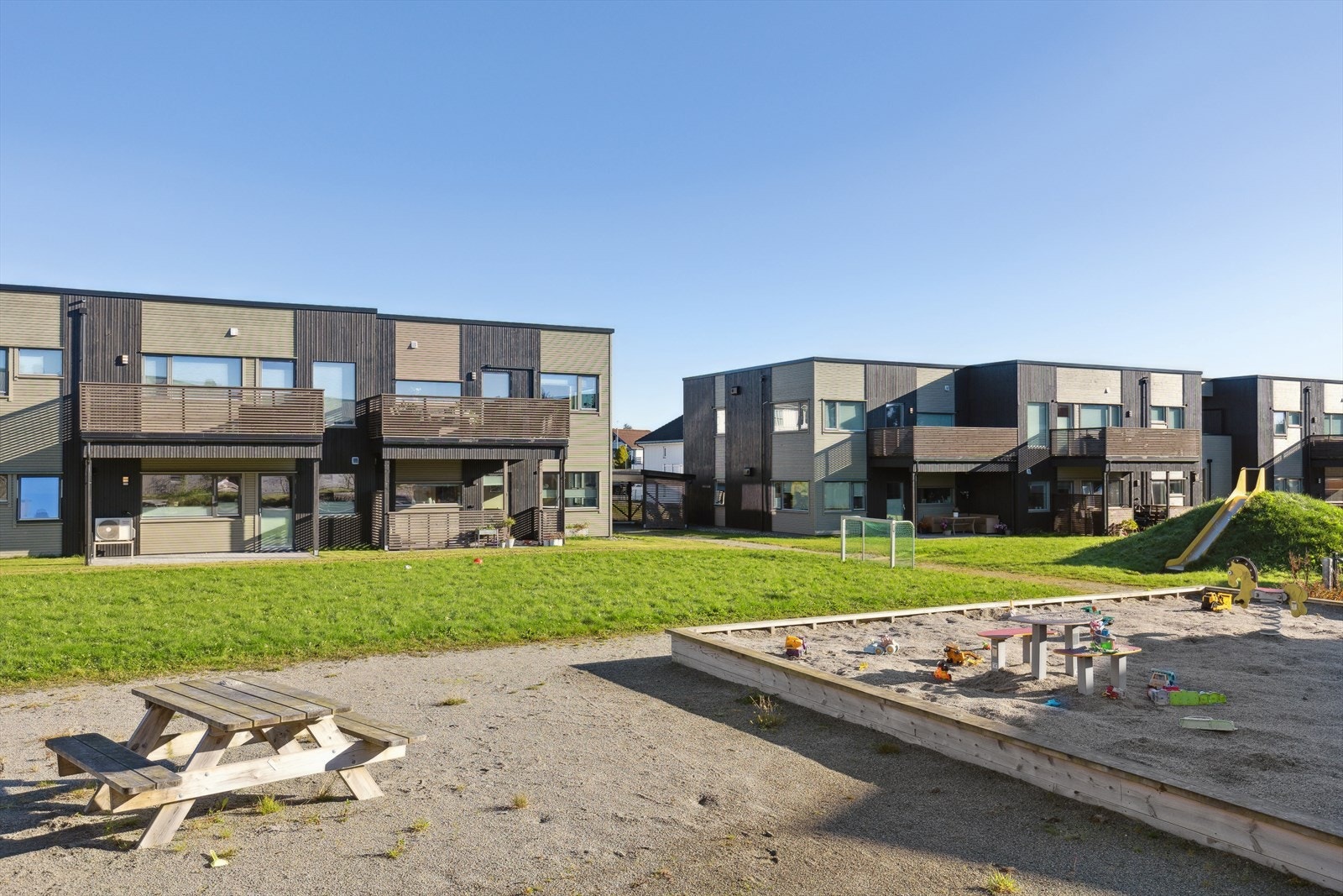 Boligen har en svært attraktiv beliggenhet på Vormedal med kort avstand til skole, ungdomsskole, flere barnehager, treningssenter og frisør. Dagligvare butikk ved Kiwi Vormedal er kun en liten spasertur unna. Galleribilde