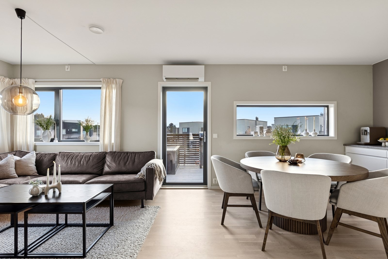 Her får du en behagelig atmosfære for både hverdag og sosiale sammenkomster. Varmepumpe sørger for komfort året rundt, og fra stuen har du direkte utgang til en solrik terrasse. Galleribilde