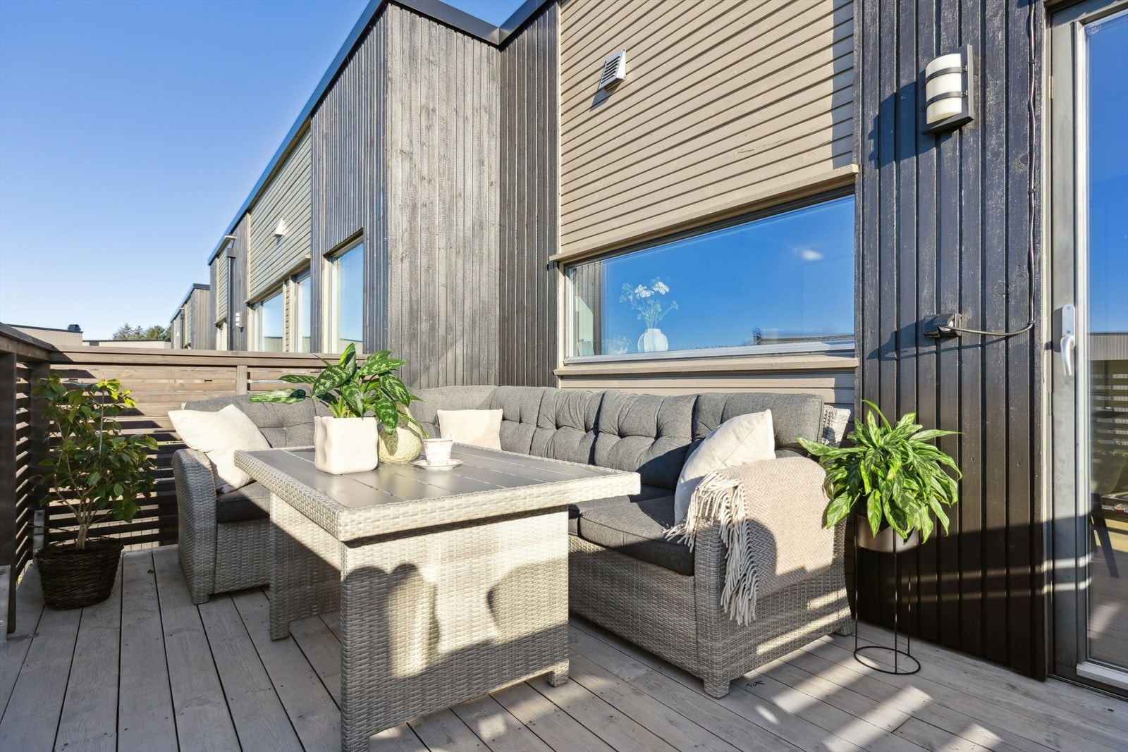 Her kan du nyte solfylte morgener, avslappende ettermiddager og lune sommerkvelder - alt med utsyn over et rolig og trivelig boligområde. Galleribilde