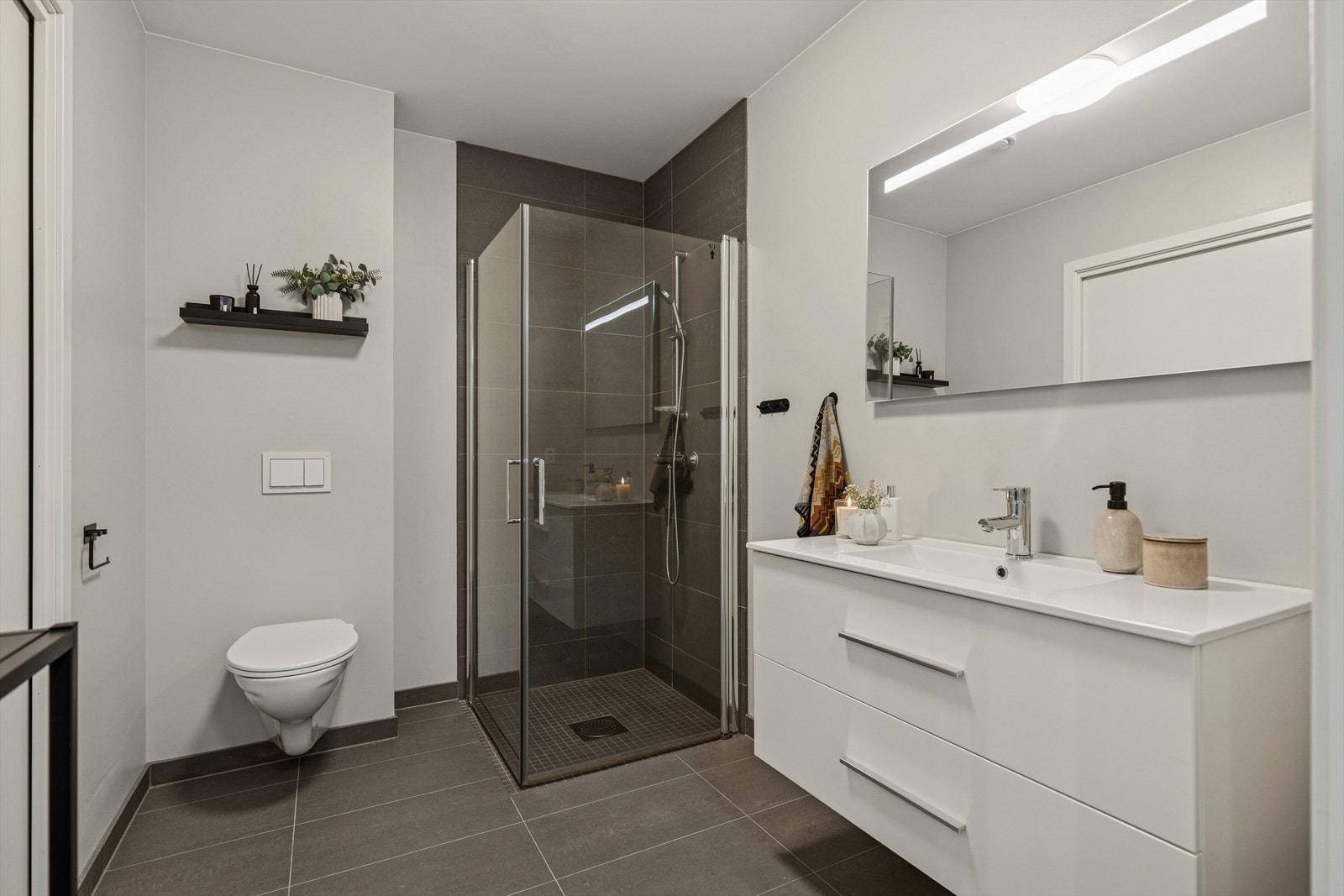 Badet holder en tidsriktig standard med lekre fliser, elektriske varmekabler og delikate materialvalg. Galleribilde