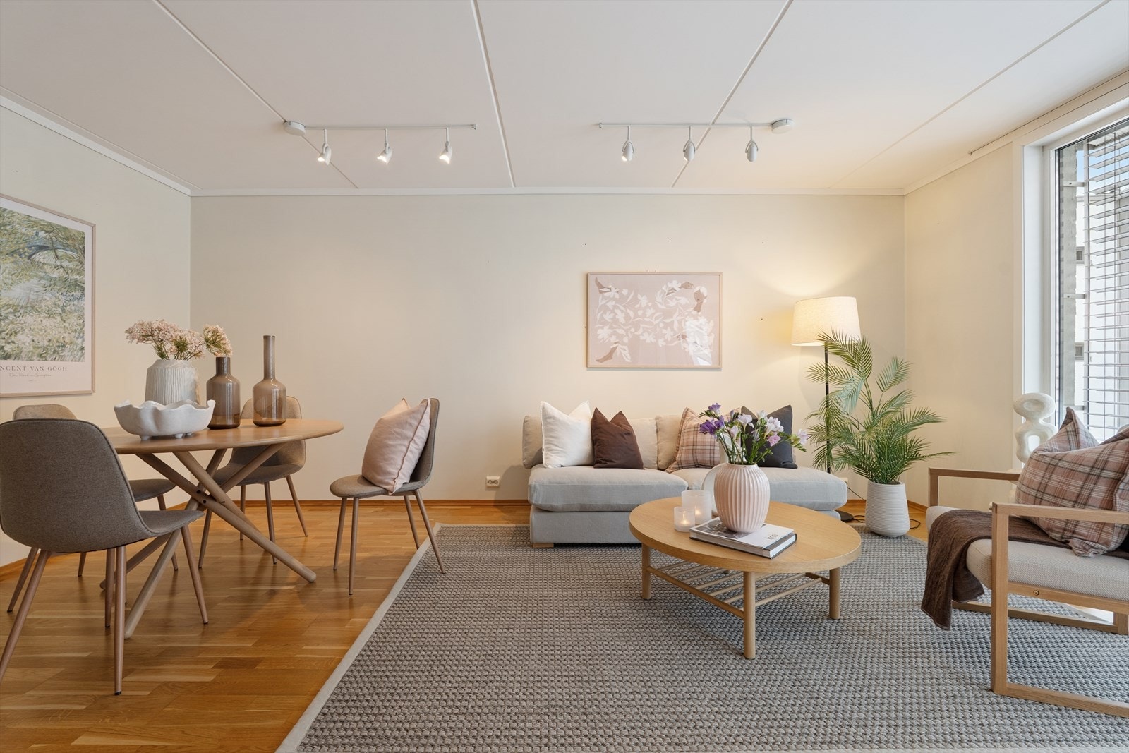 Stuen er av fin størrelse. Her er det plass for å kunne møblere med både sofa- og spisebord møblement. Galleribilde