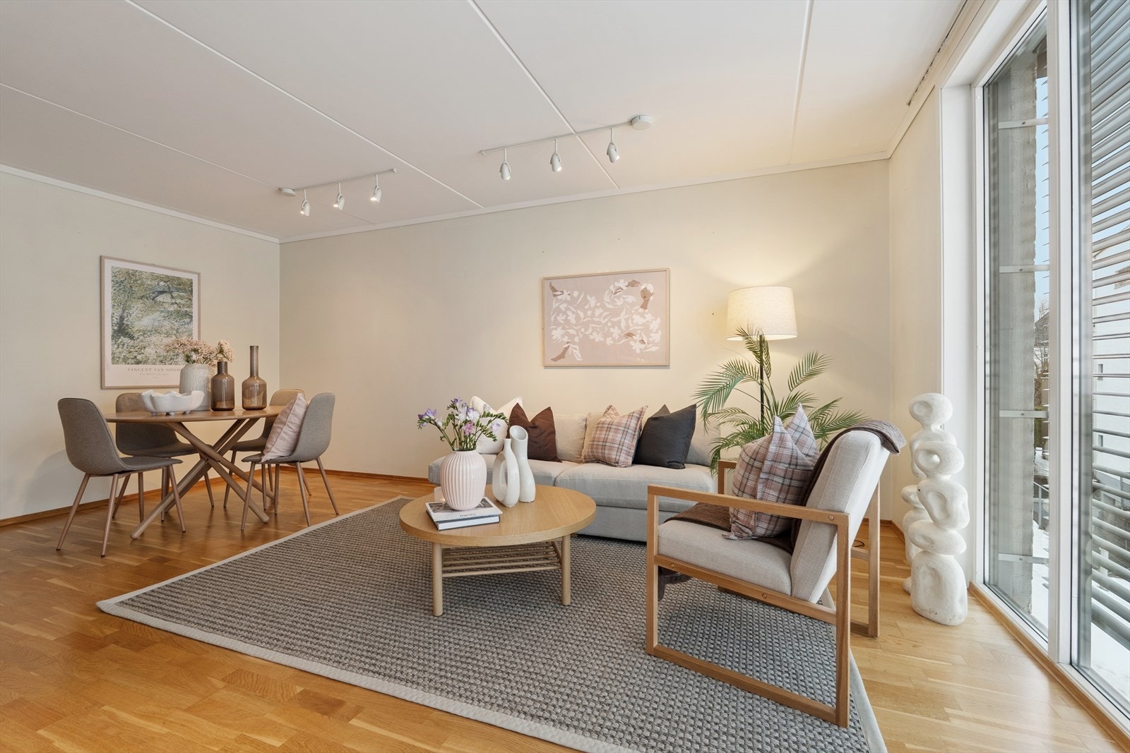 Gjennom de takhøye vinduene, slippes det inn godt med naturlig dagslys. Galleribilde