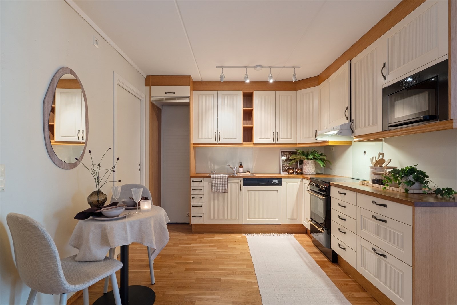 Kjøkkenet ligger fint tilbaketrukket fra stuen. Galleribilde