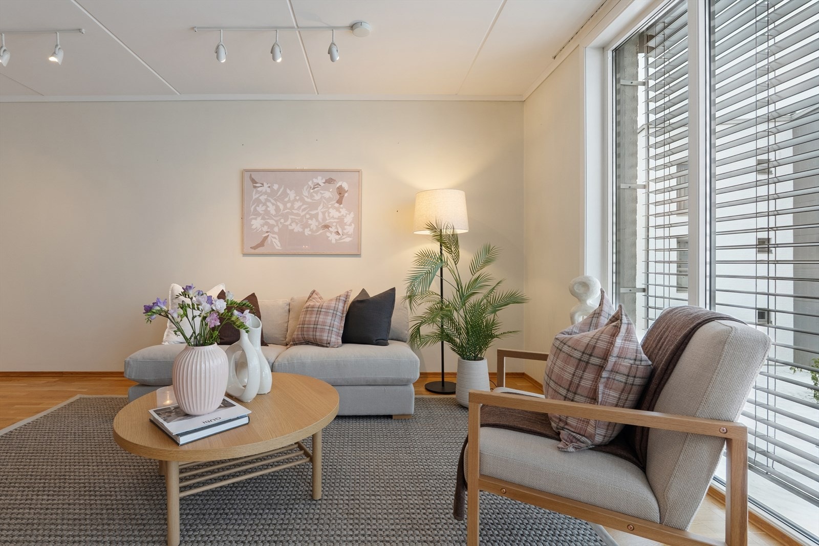 På utsiden av de store stuevinduene er det montert persienner. Galleribilde