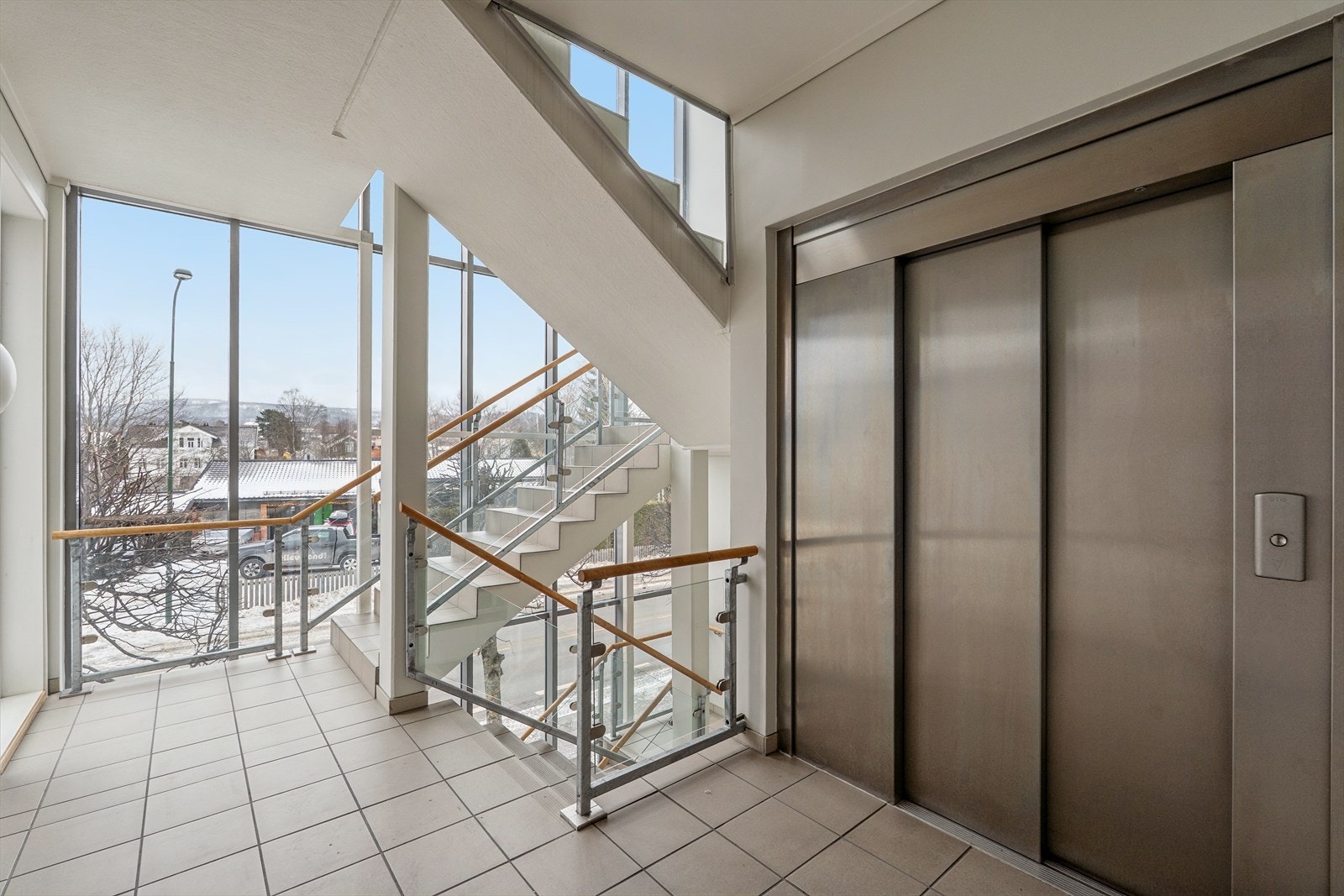 Adkomst til etasjeplan via heis / felles trappegang. Herlig lysinnslipp i trappegangen. Galleribilde