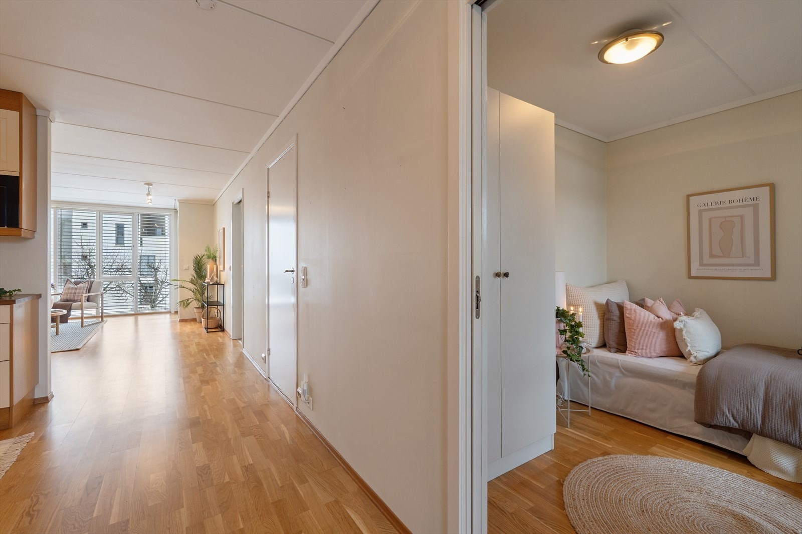 Det er skyvedører inn til soverommene, noe som gir en ekstra god plassutnyttelse. Galleribilde