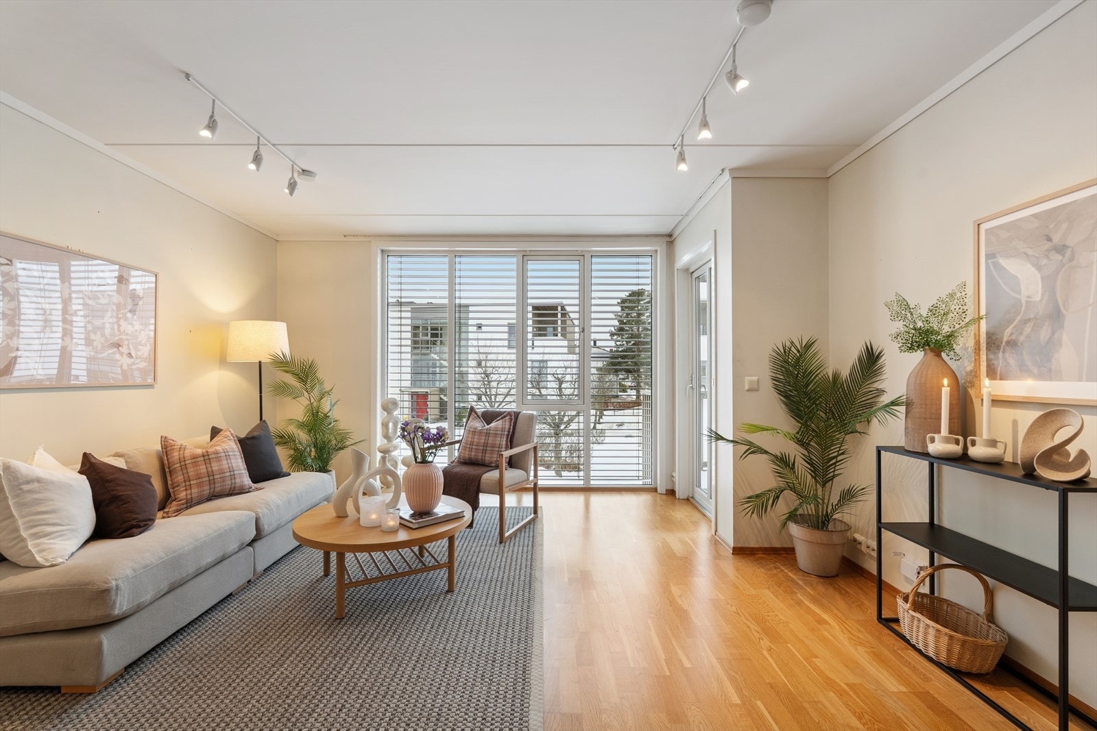 Leiligheten har en gjennomgående planløsning, fordelt på et internt bruksareal på 67 kvm. Galleribilde