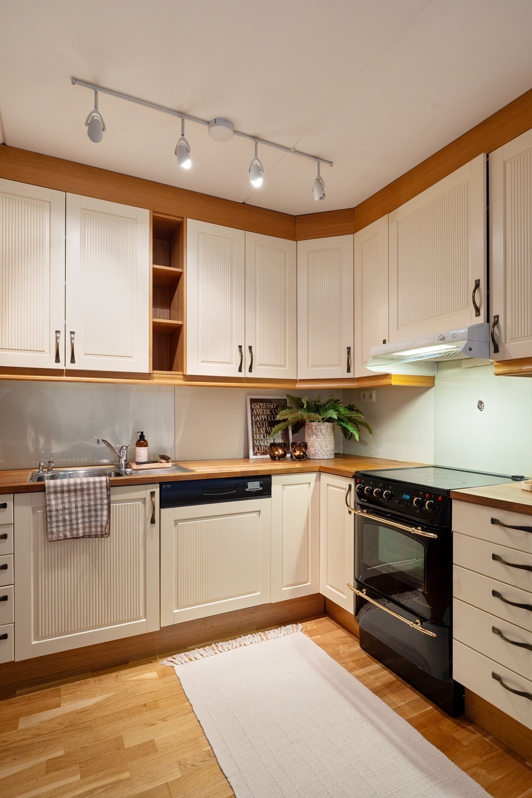 Vedr. hvitevarer se pkt. "løsøre og tilbehør" i salgsoppgaven. Galleribilde