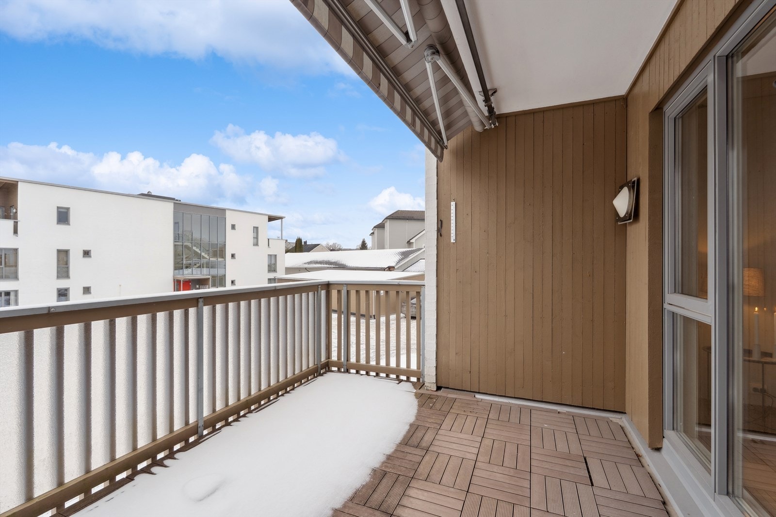 Balkongen har et bruksareal på 9 m². Terrassemarkise og utebelysning er montert. Galleribilde