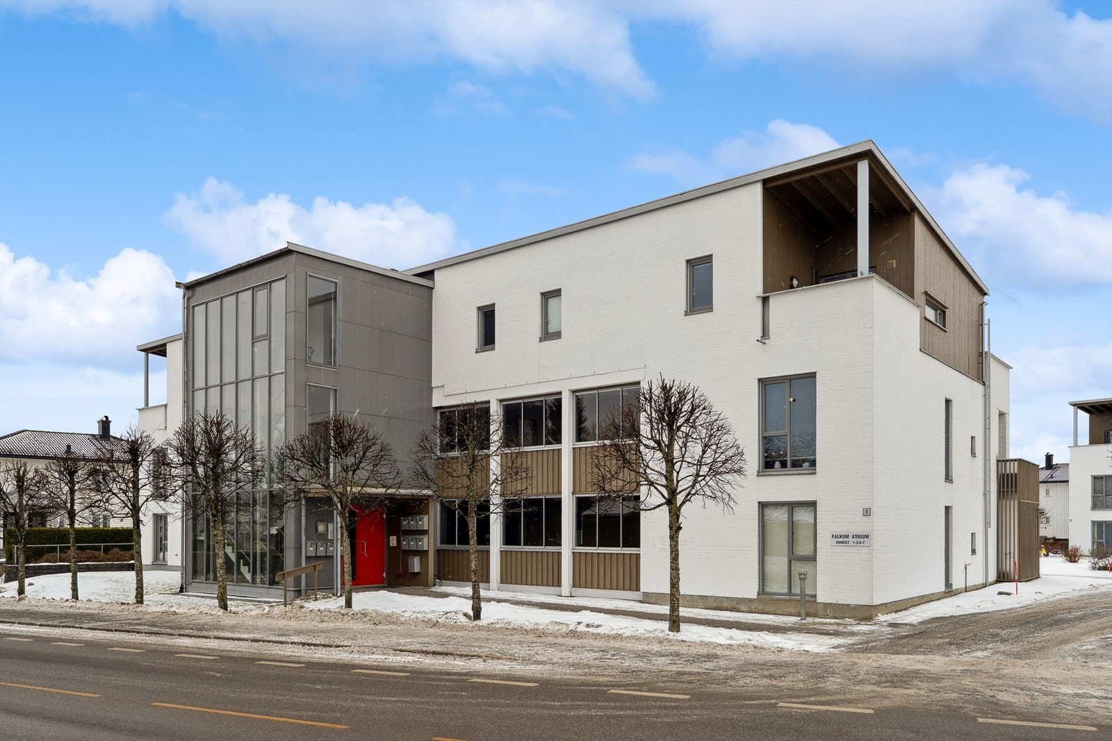 Eiendommen har en meget attraktiv, sentral og familievennlig beliggenhet, i et etablert boligområde på Østre Falkum. Galleribilde