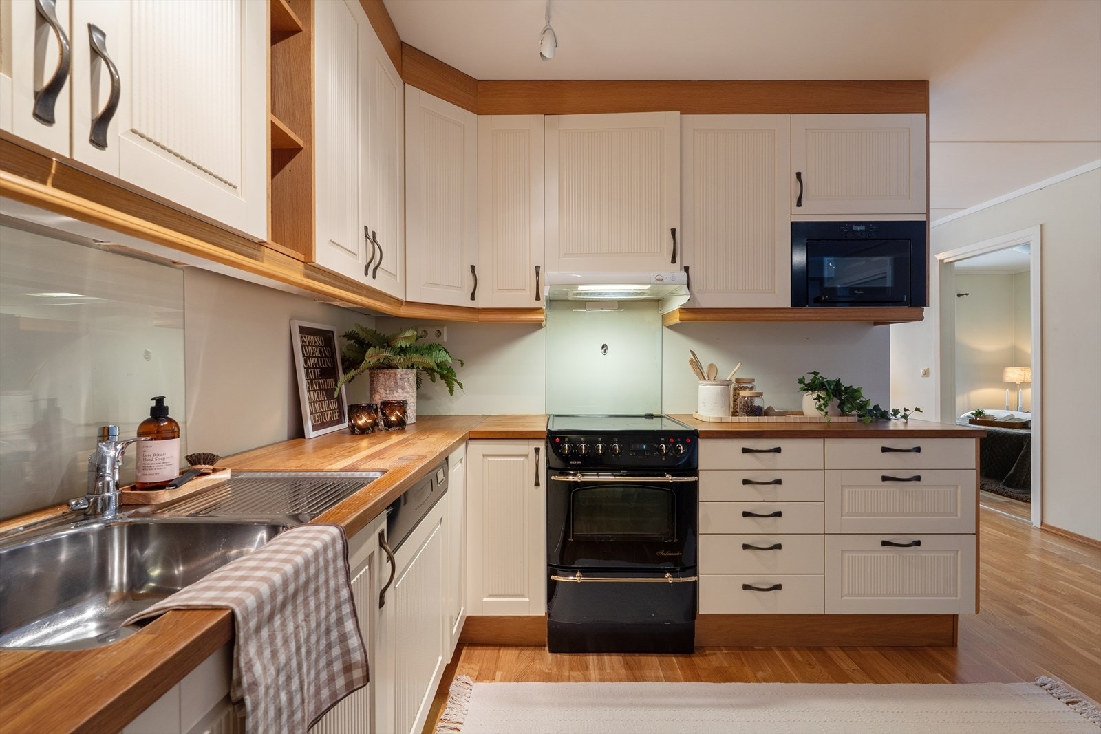 Dette er et svært bruksvennlig kjøkken med innredning fra byggeåret 2005. Galleribilde