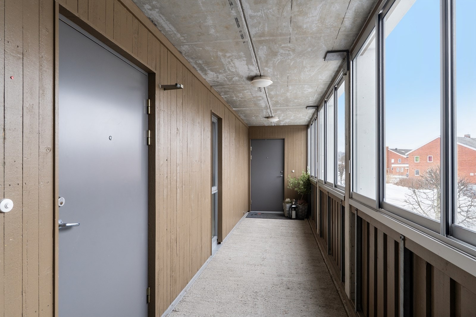 Lukket svalgang til leilighetens inngang. Galleribilde