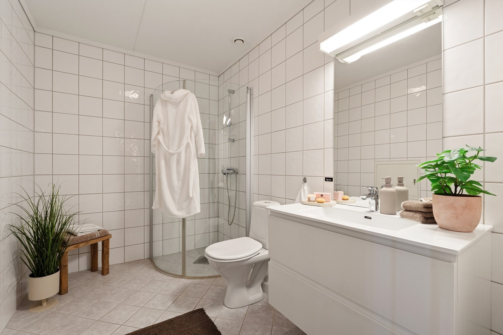 Badet er fra 2005 og har fliser på gulv og vegger. Galleribilde