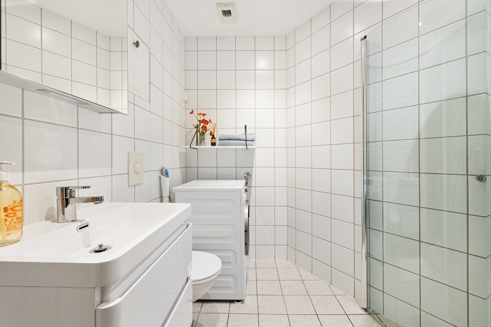 Badet er flislagt, og det er innfellte lys i himling, samt varmekabler i gulv for ekstra komfort i hverdagen. Galleribilde