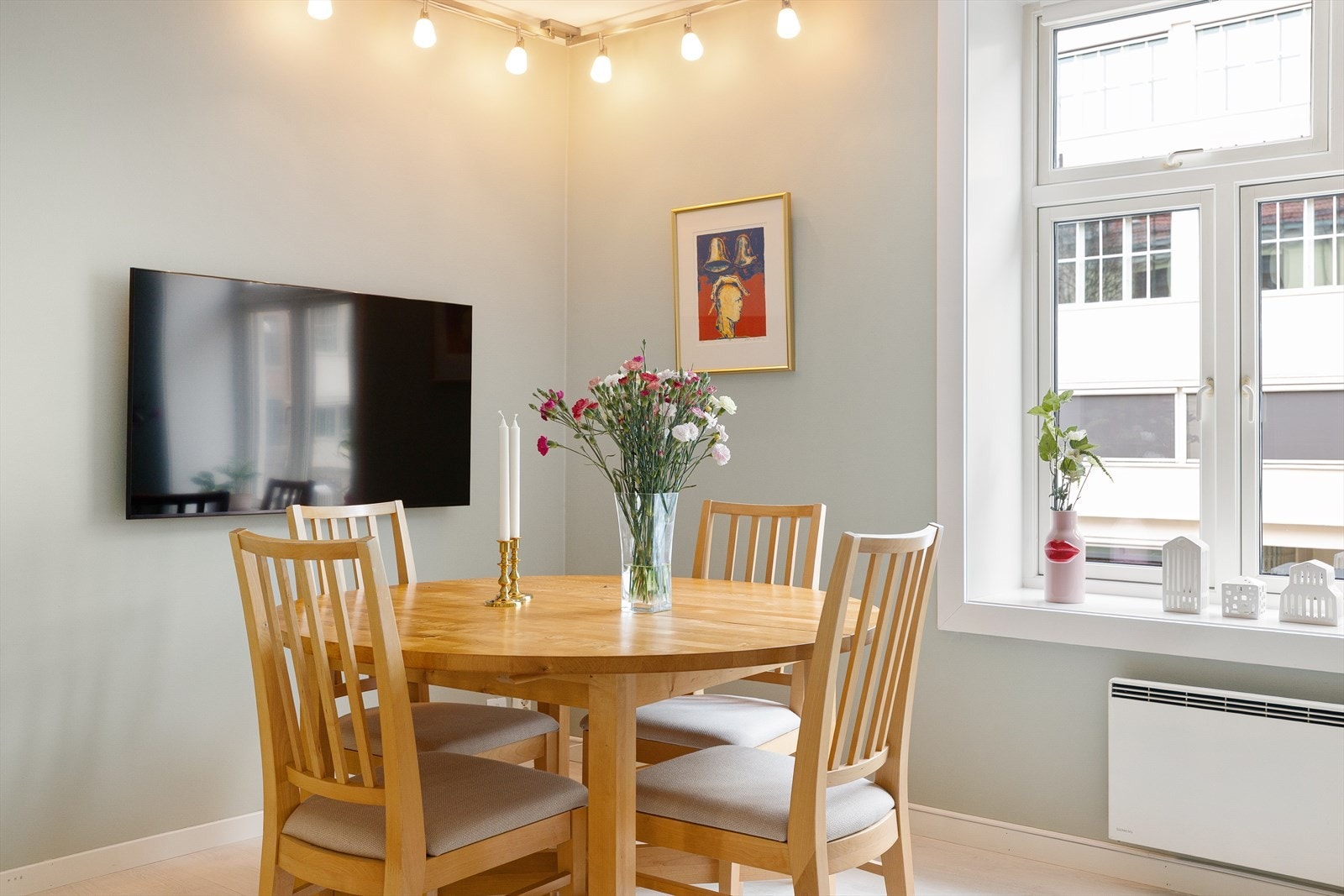 Oppvarming er med elektriske panelovner. Det er plass til både spisebord og sofagruppe, og det skaper et utmerket oppholdsrom. Galleribilde