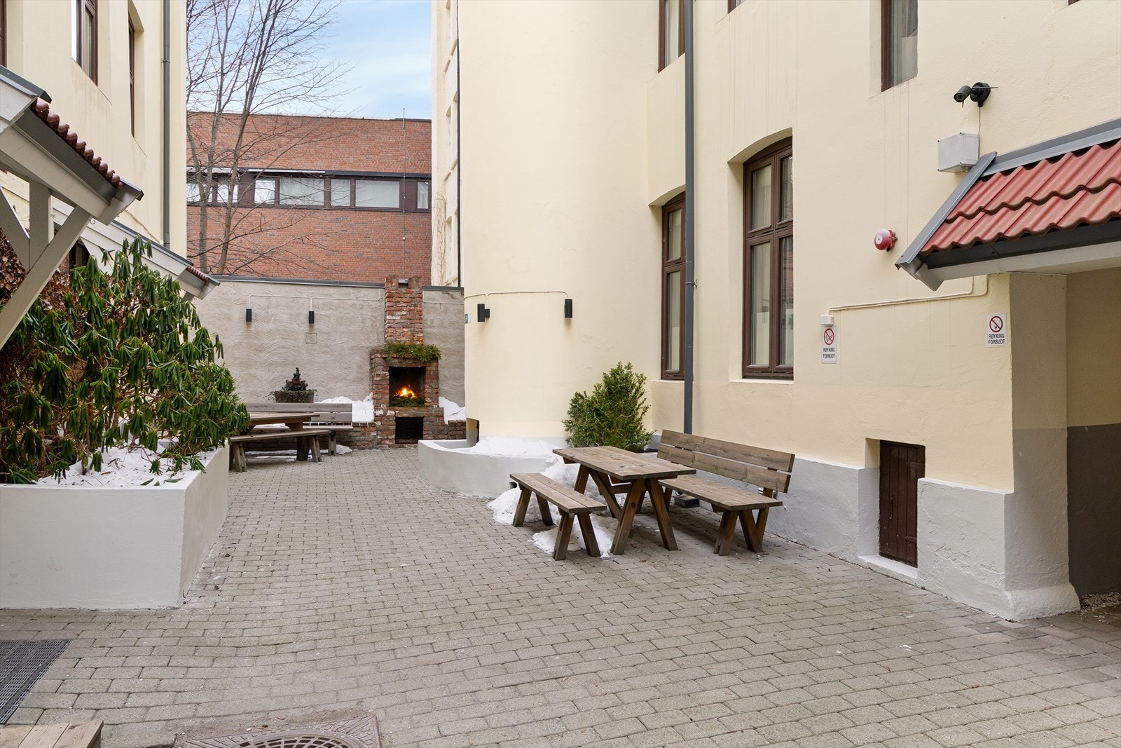 Bakgården er svært hyggelig, med sittemuligheter flere steder. Legg merke til utepeis på bildet. Galleribilde