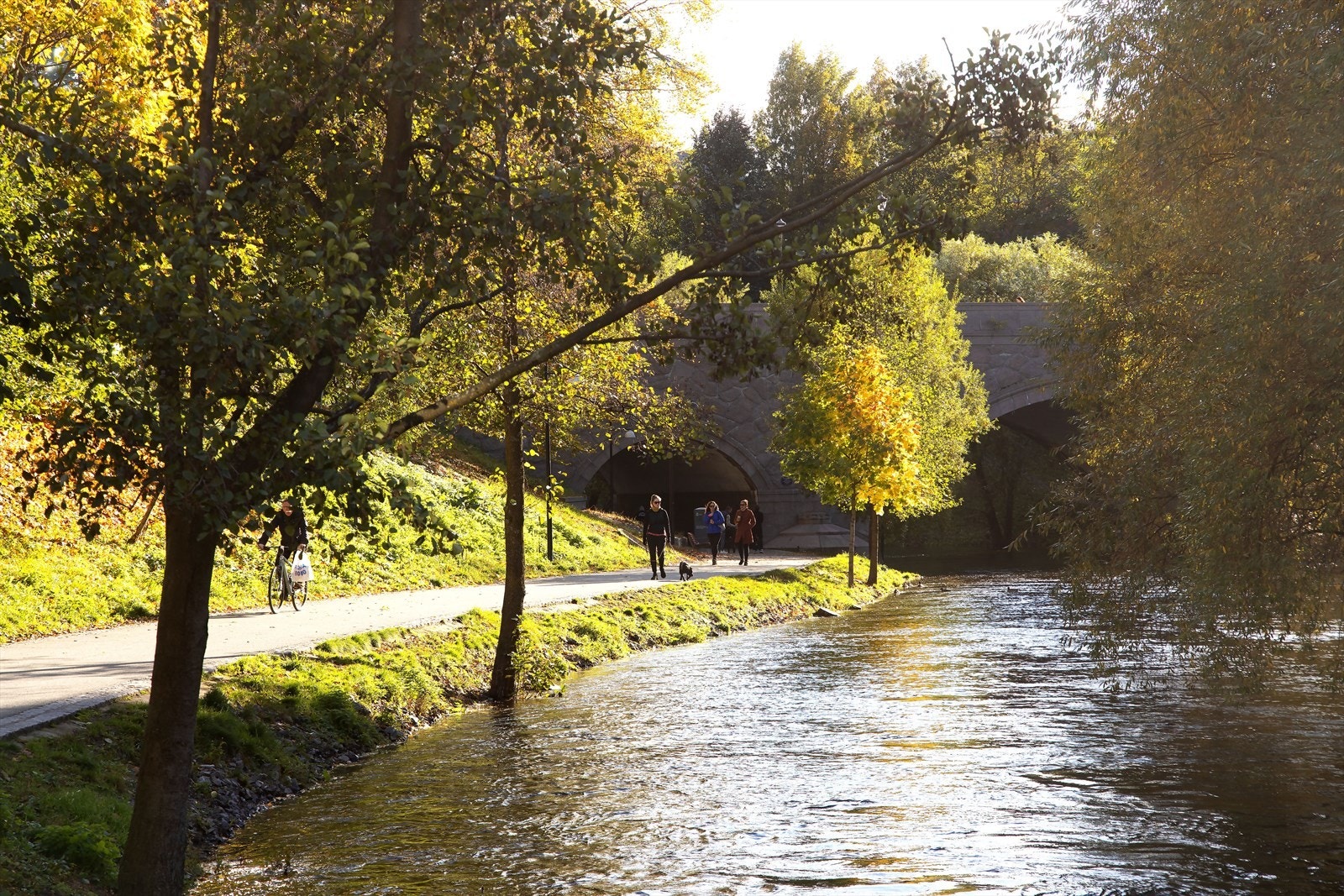 Akerselva, like ved leilighten byr på flotte turområder. Galleribilde