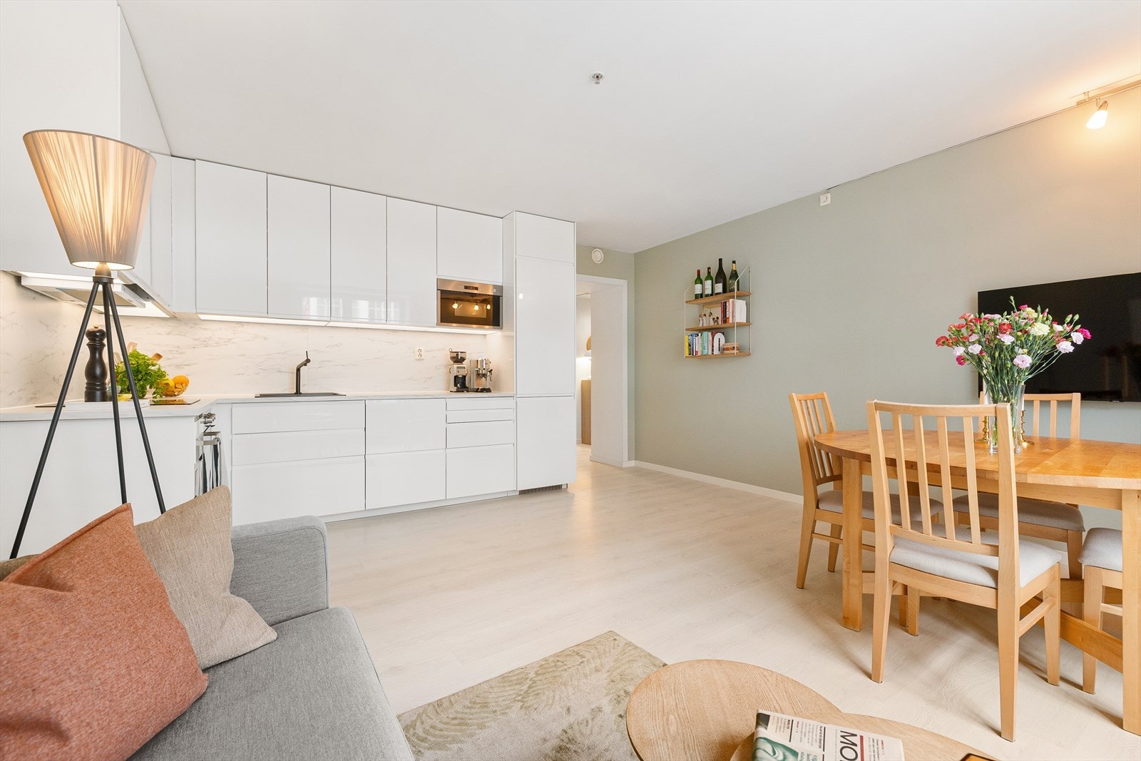 Generøs takhøyde og lyse, pene farger skaper en luftig romfølelse. Galleribilde