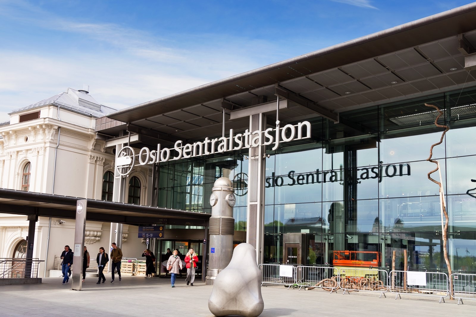 Oslo sentralstasjon ligger ca. 12 minutters gange fra leiligheten. Galleribilde