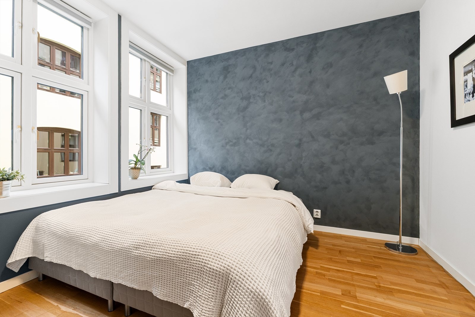 Her får du to store vinduer som sørger for rikelig med lys og tilluft. Det er plass til dobbeltseng og nattbord på hver side. Galleribilde