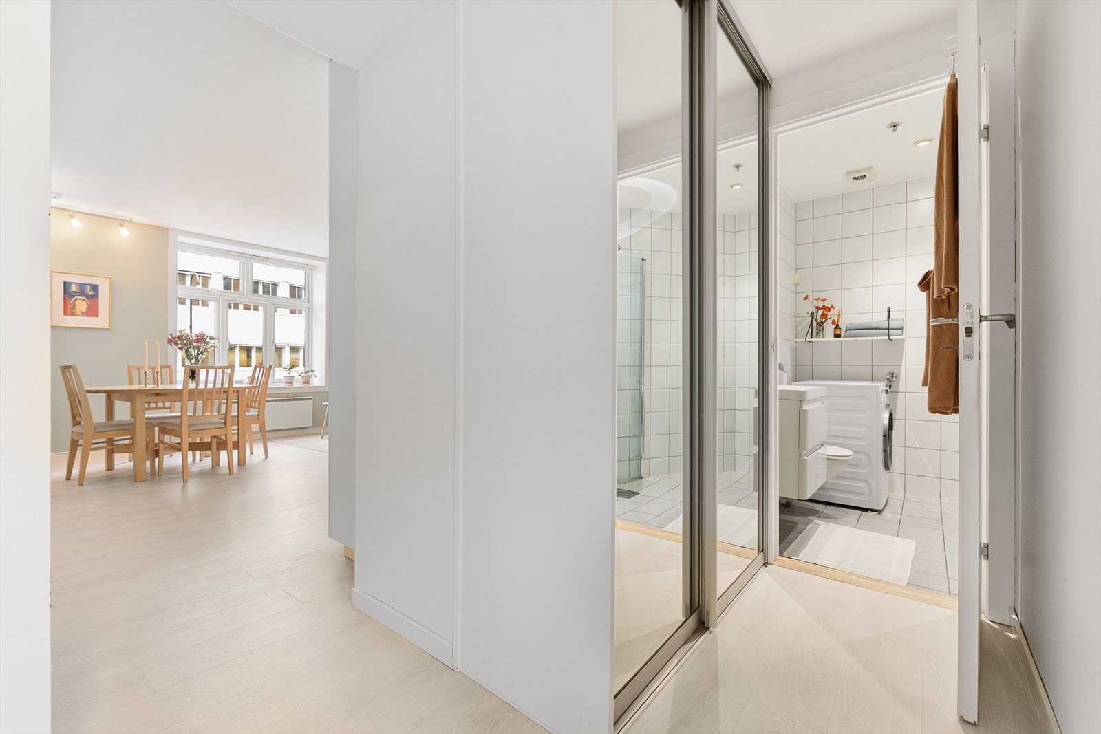 I stort, plassbygd garderobeskap med skyvedører. Galleribilde