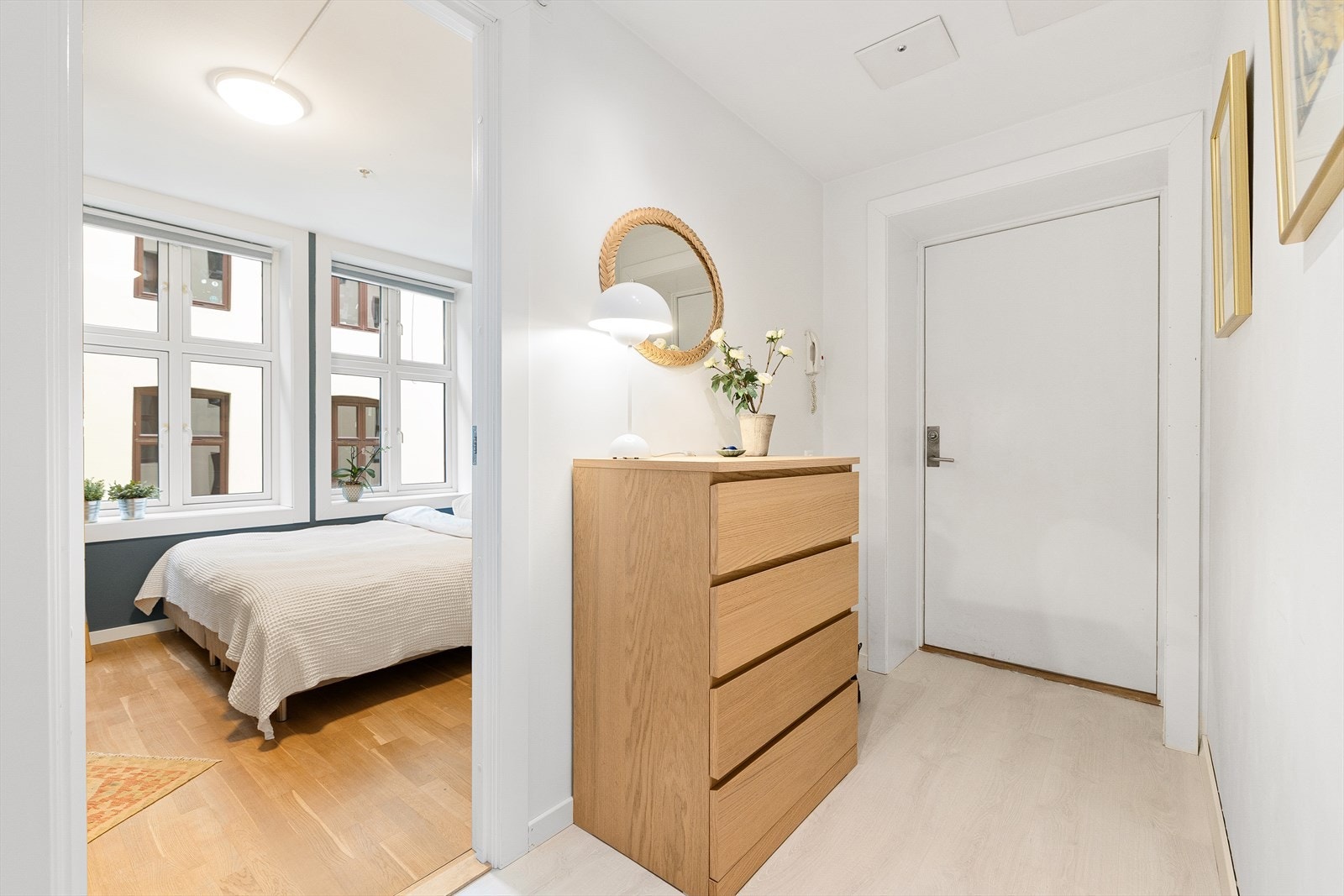 Entréen er lys og ønsker deg velkommen hjem. Galleribilde