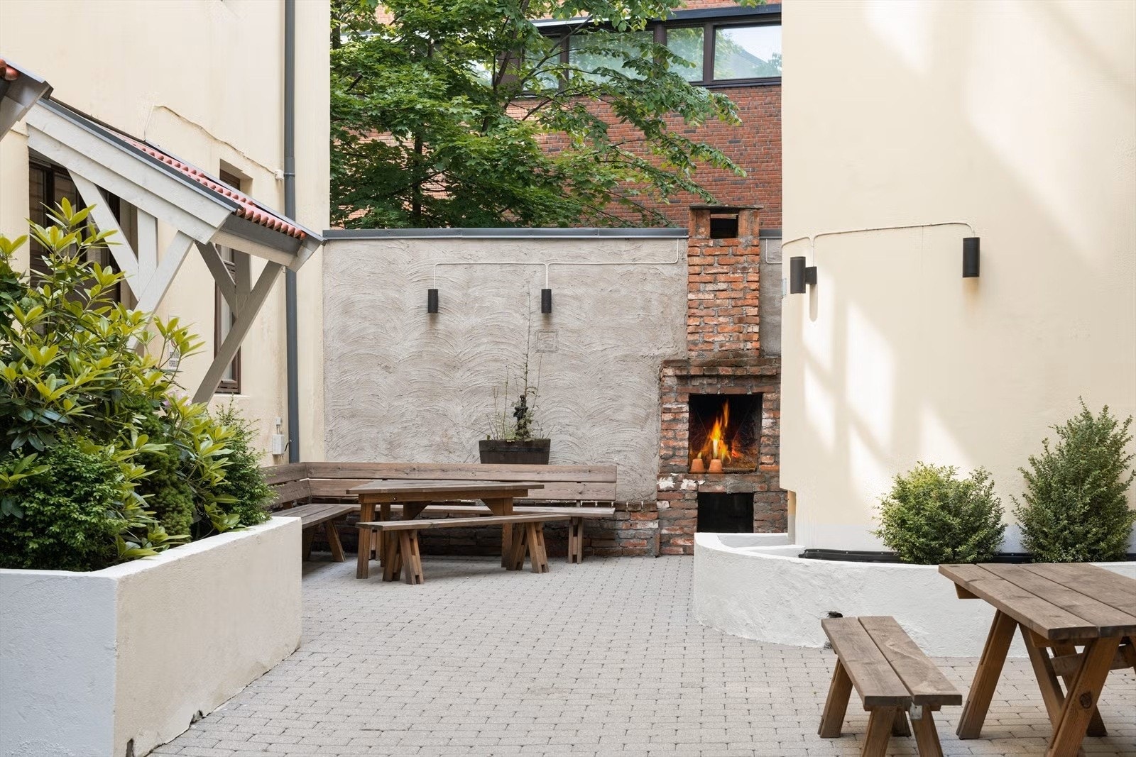 Hyggelig bakgård Galleribilde