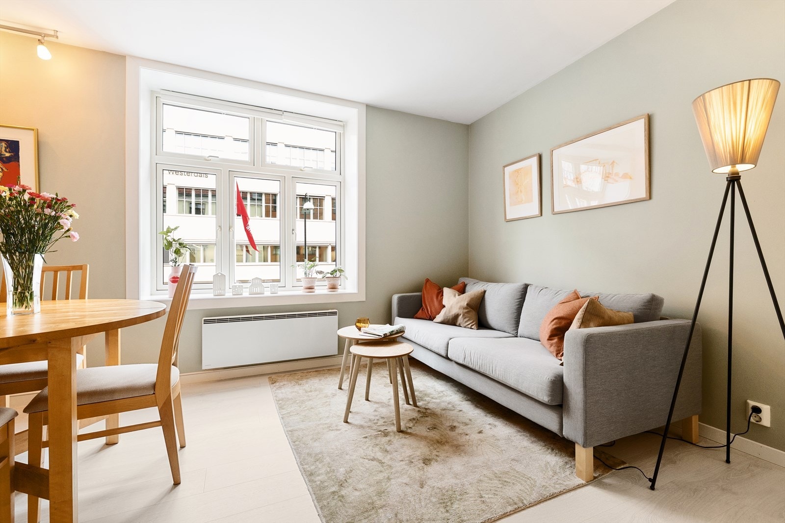 Gulvet i både stuen og entréen var nytt 2019, og her er det plass til møblering etter behov. Galleribilde