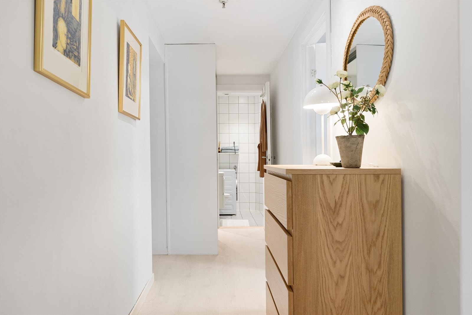 Entréen tar deg til alle rom i leiligheten, og det er oppbevaringsmuligheter i forkant, og... Galleribilde