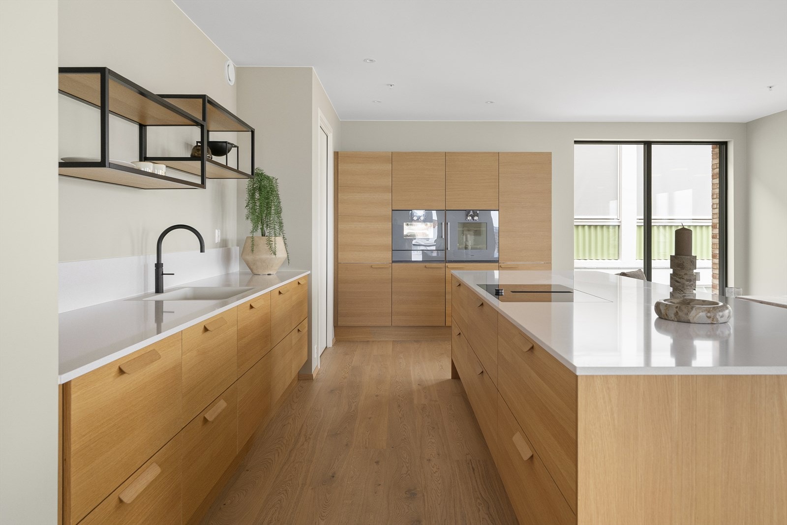 Leveranse til kjøkken og bad er levert av Svane Kjøkkenet og er utstyrt med eksklusive hvitevarer fra Gaggenau. Galleribilde