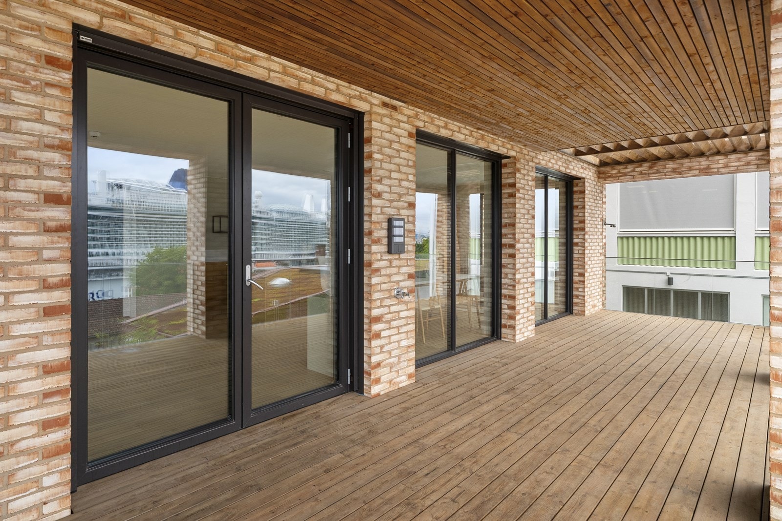 Balkongen har vannutkaster og utekjøkken med gassgrill. Galleribilde