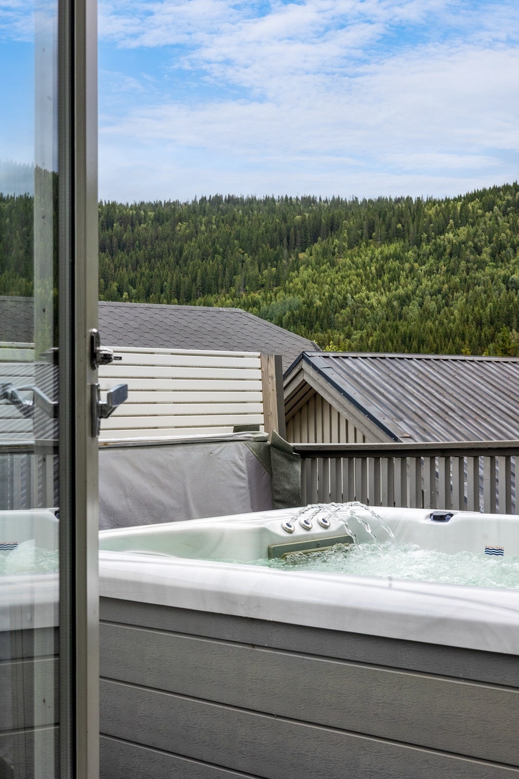 På balkongen har du også god plass til en stor jacuzzi (medfølger ikke handelen). Galleribilde
