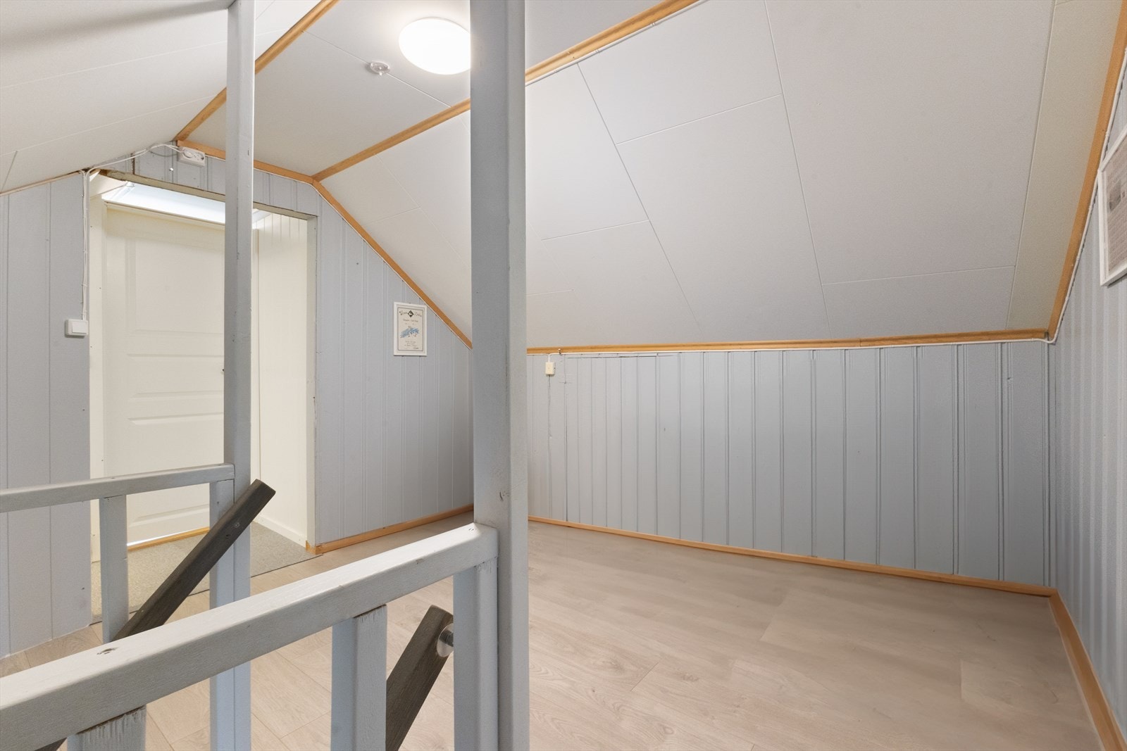 All isolasjon på gulv i knevegger på loftet er skiftet ut og forhøyet med 10 cm. Galleribilde