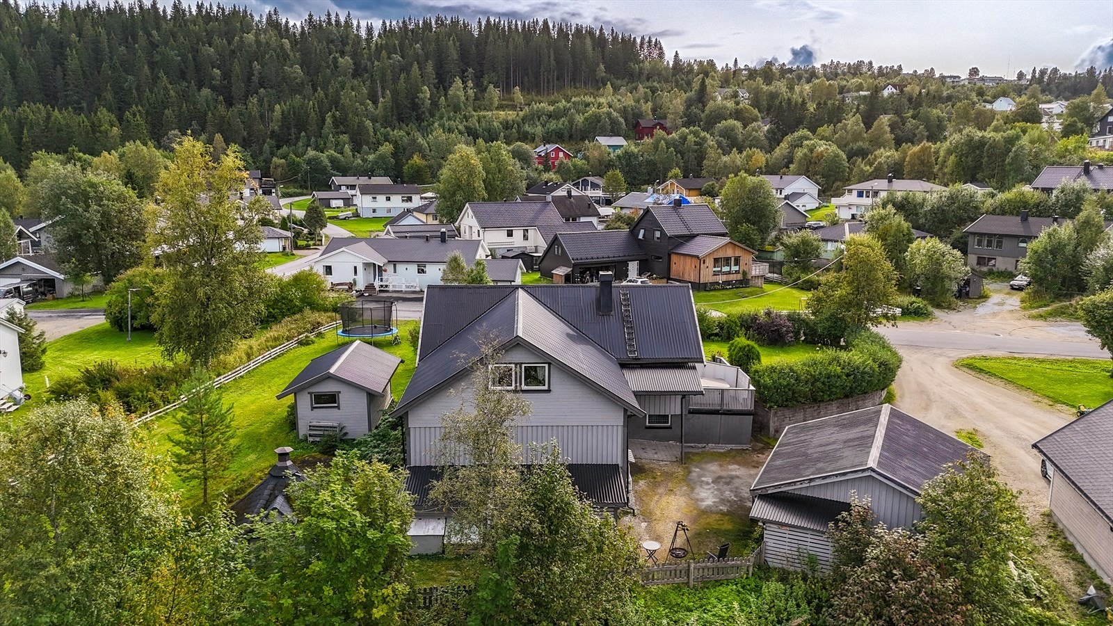 Eiendommen ligger ca. 6,5 km fra sentrum av Mo i Rana. Og 2,5 km til dagligvareforretninger, barneskole, barnehage, treningssenter og restauranter på Gruben. Galleribilde