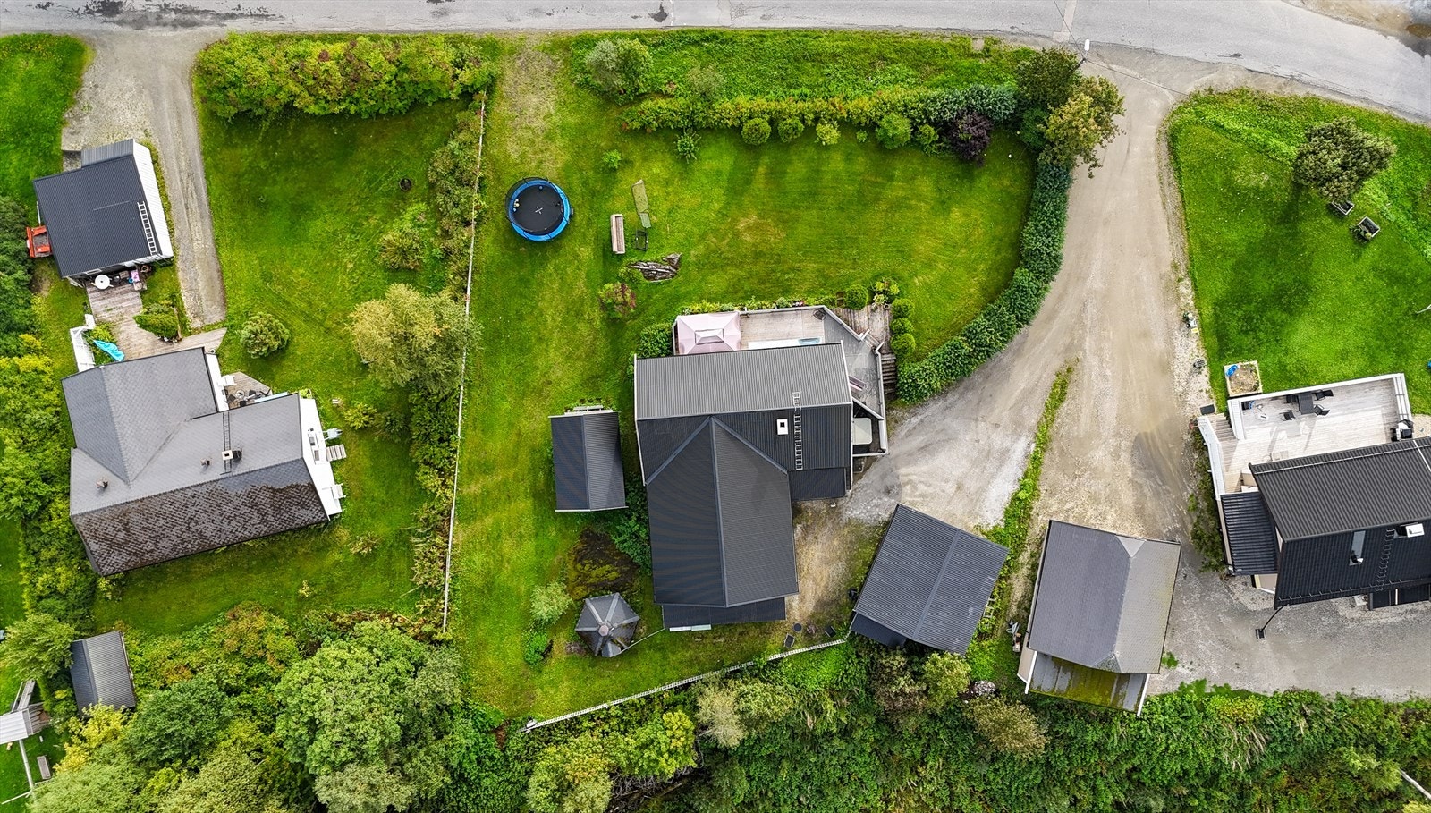 Eiendommen inneholder følgende bygg: enebolig, dobbeltgarasje, grillstue og uthus. Galleribilde