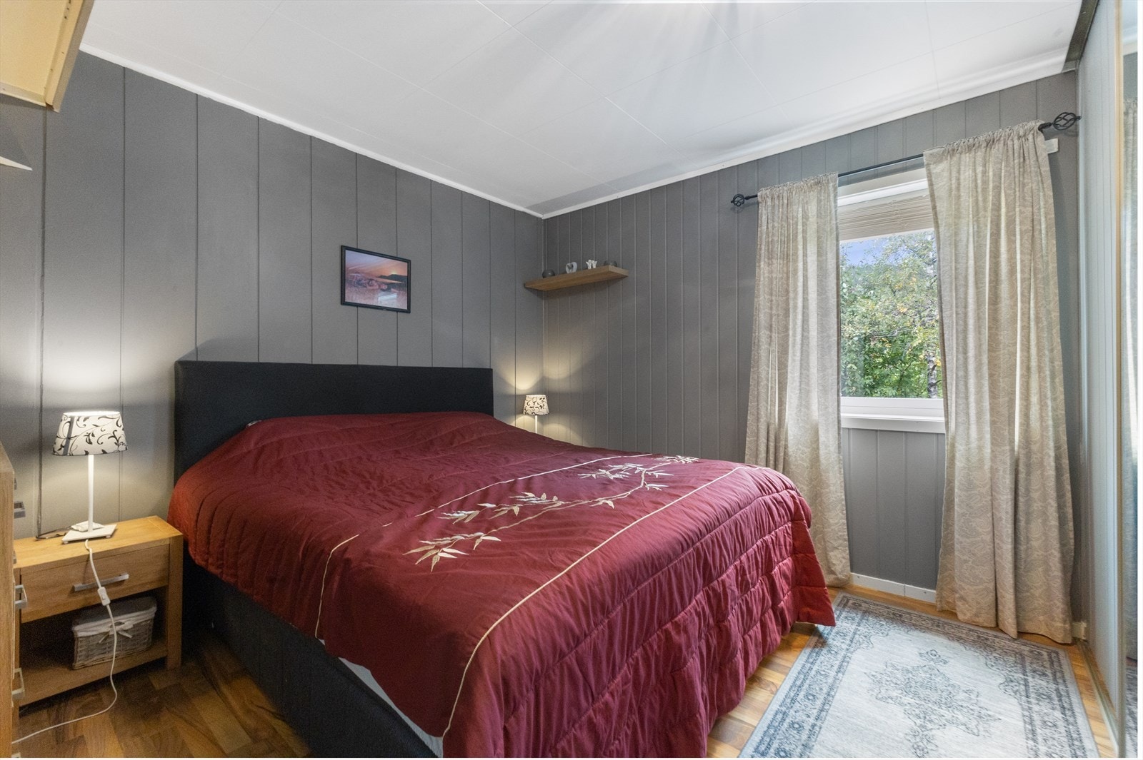 Innenfor entréen i hovedetasjen finner du hovedsoverommet. Galleribilde