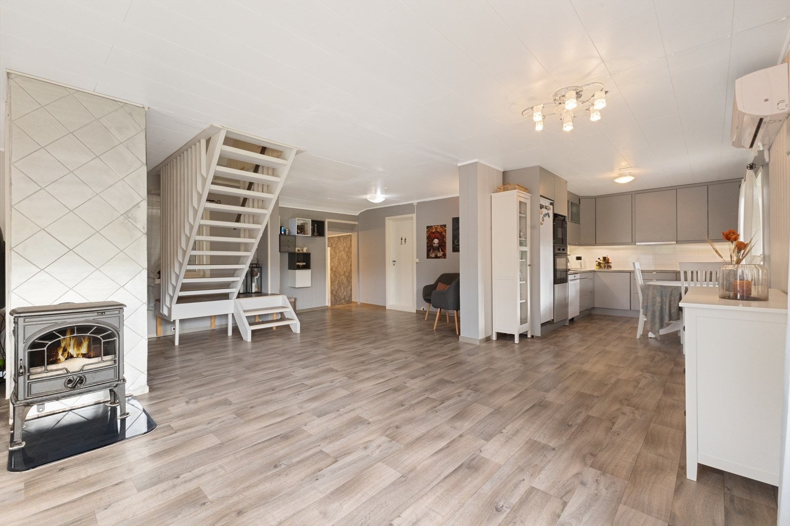 Kjøkkenet ligger i direkte tilknytning til stuen. Galleribilde