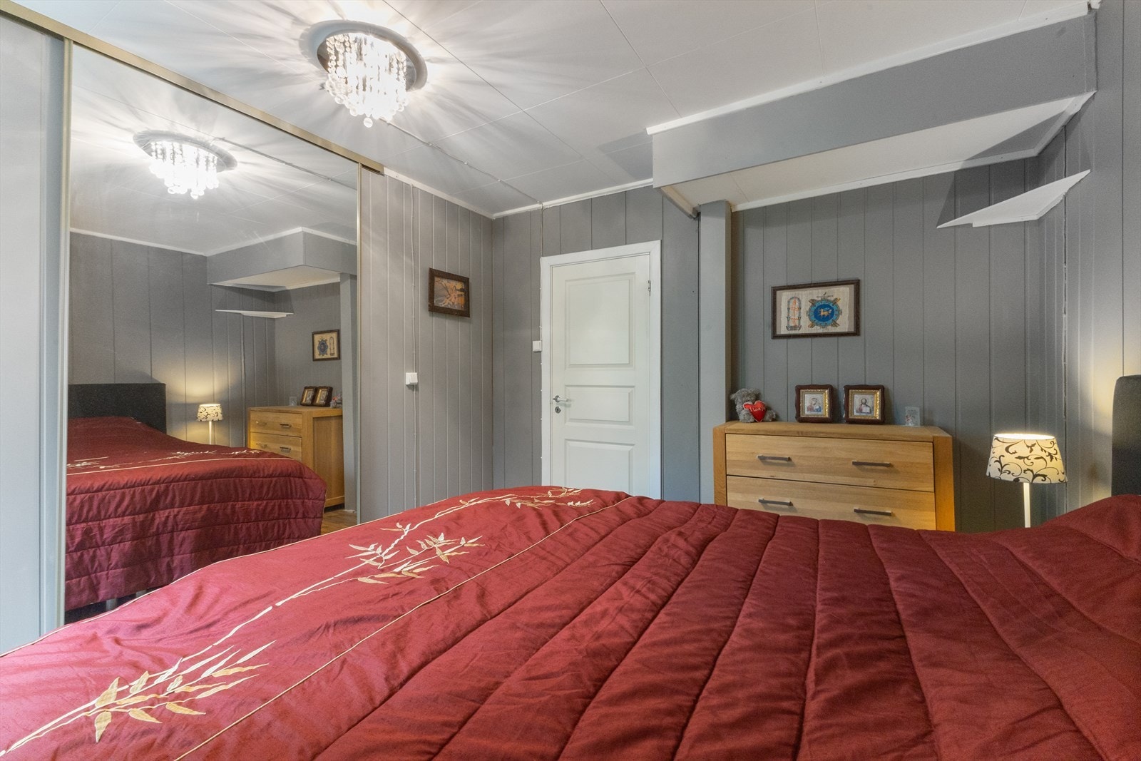 Bak skyvedøren har du inngang til et praktisk walk-in-closet. Galleribilde