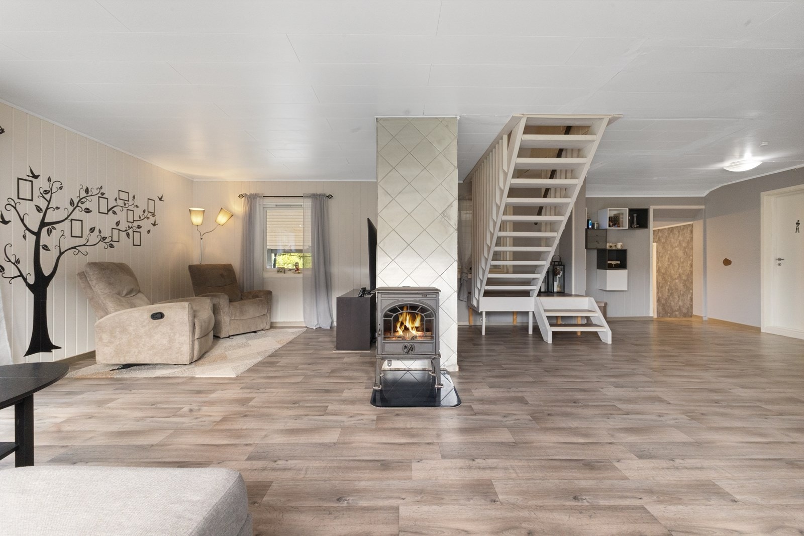 Stuen er romslig og planløst i så måte at det er flere naturlige møbleringssoner. Galleribilde