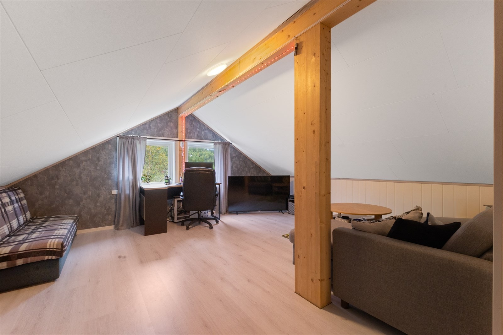 Her oppe finner du en innredet loftstue. Galleribilde