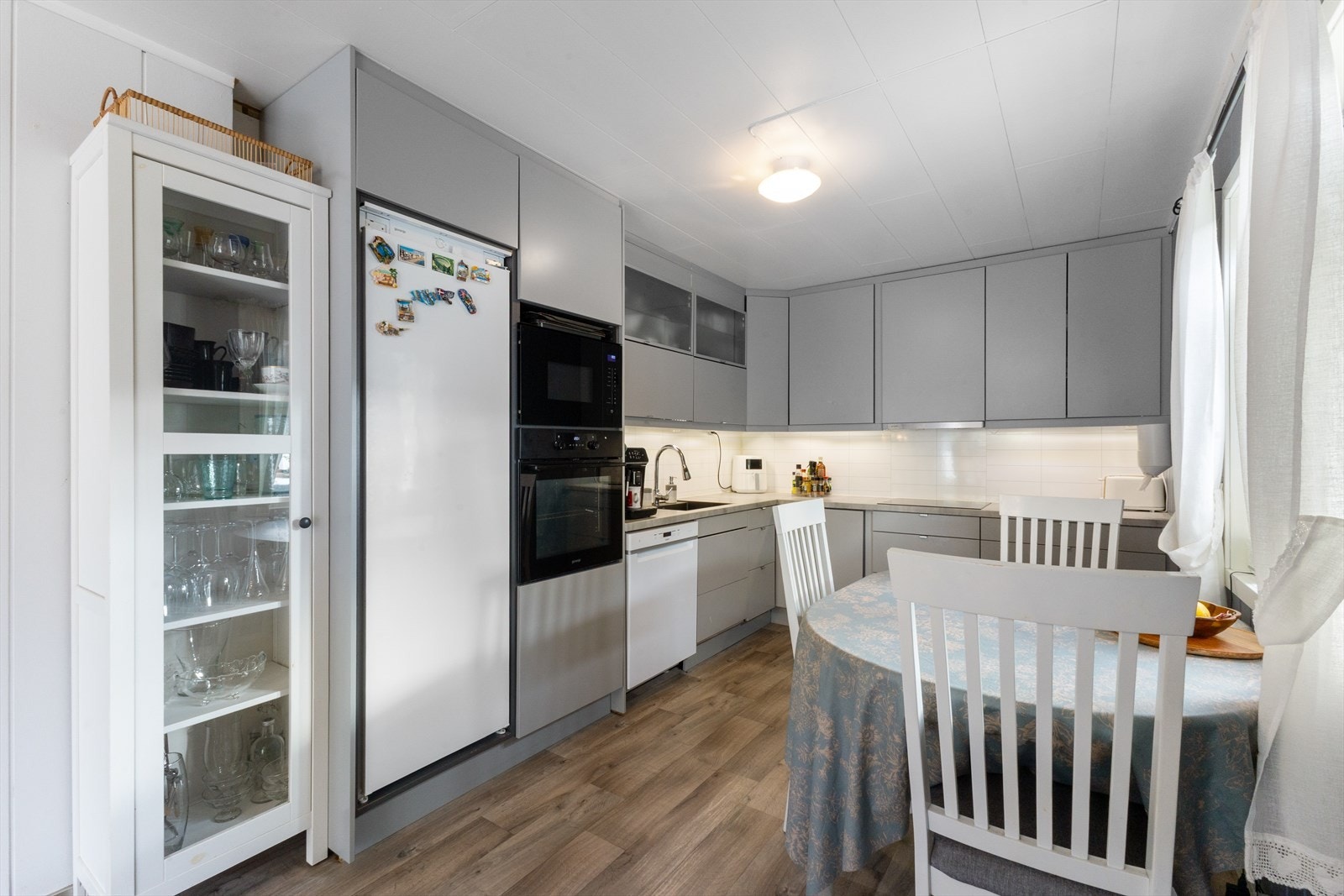 Kjøkkeninnredningen er fra 2021 og har integrerte hvitevarer som komfyr, mikro og platetopp. Her det det også innebygd oppvaskmaskin og kjøleskap. Galleribilde