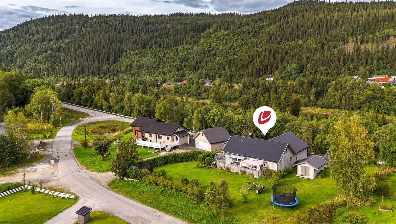 Eiendomsmegler Norge v/Tomi C. Johansen MNEF har gleden av å presentere Toften 3 - En innholdsrik enebolig som er perfekt for barnefamilien! Galleribilde