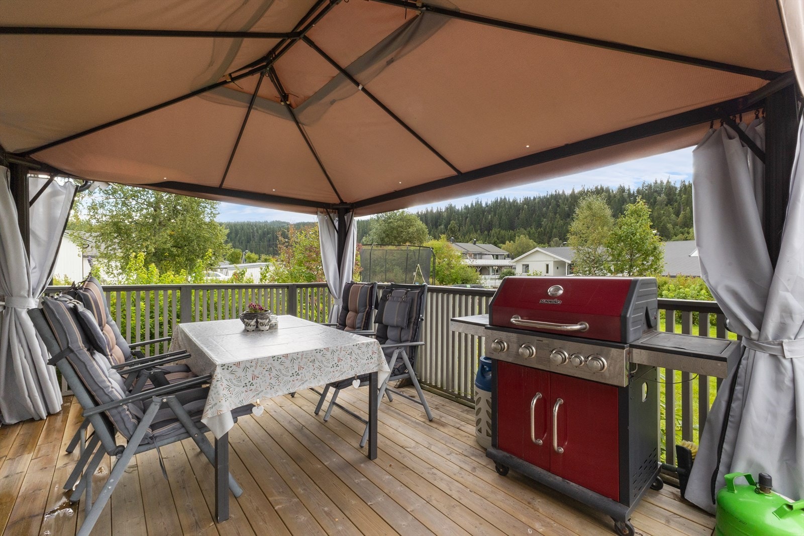 Balkongen er hele 62m². Her med en stor paviljong hvor man kan sitte tørt og godt dersom været skulle by på en regnskur. Galleribilde