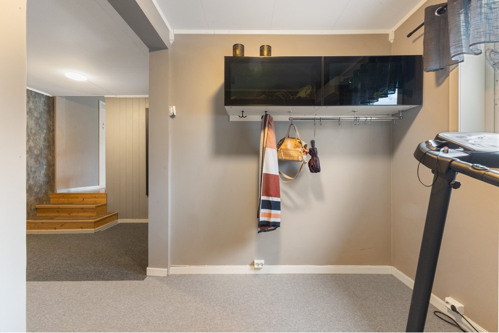 Entréen er svært romslig med god plass til garderobeløsninger. Galleribilde