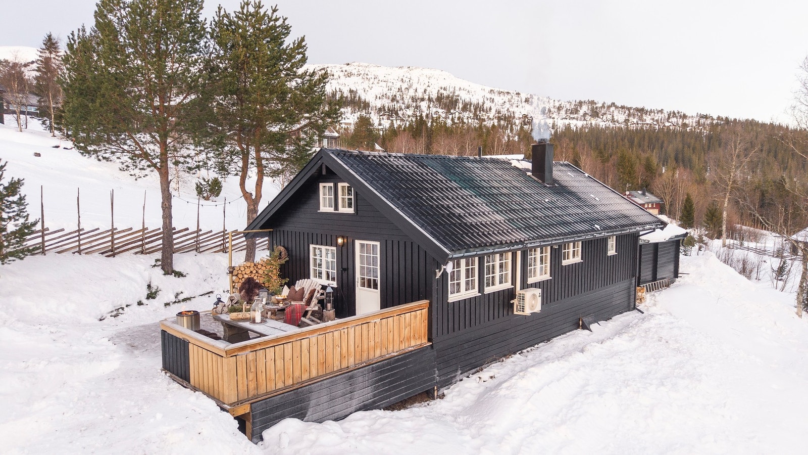 Hytta ble oppført i 1988, og siden tilbygd i 2003 med utvidet stue mot sør Galleribilde